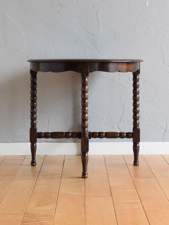 アンティークテーブルの横顔