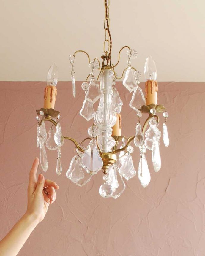 シャンデリア　照明・ライティング　ガラスコラムが付いたフランス輸入のアンティーク シャンデリア(3灯)（Ｅ17シャンデリア球付）。。(k-3376-z)