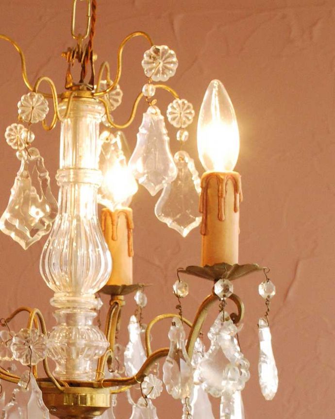 シャンデリア　照明・ライティング　ガラスコラムが付いたフランス輸入のアンティーク シャンデリア(3灯)（Ｅ17シャンデリア球付）。。(k-3376-z)