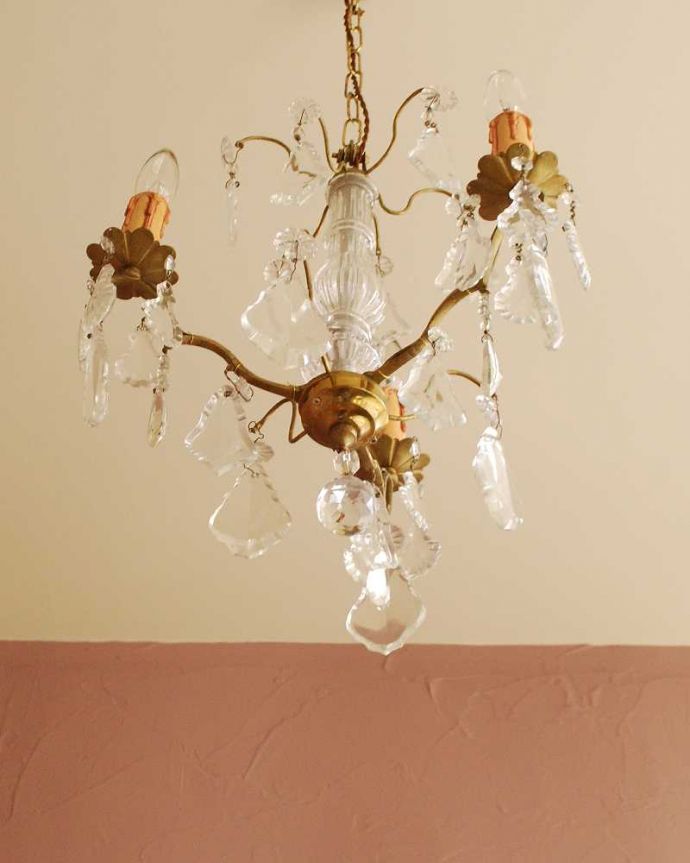 シャンデリア　照明・ライティング　ガラスコラムが付いたフランス輸入のアンティーク シャンデリア(3灯)（Ｅ17シャンデリア球付）。。(k-3376-z)