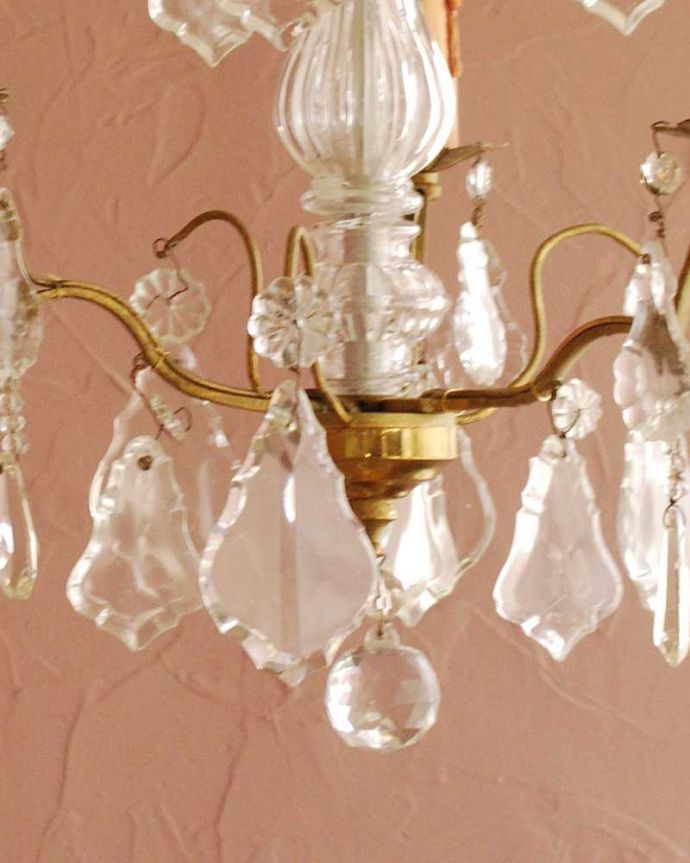 シャンデリア　照明・ライティング　ガラスコラムが付いたフランス輸入のアンティーク シャンデリア(3灯)（Ｅ17シャンデリア球付）。。(k-3376-z)