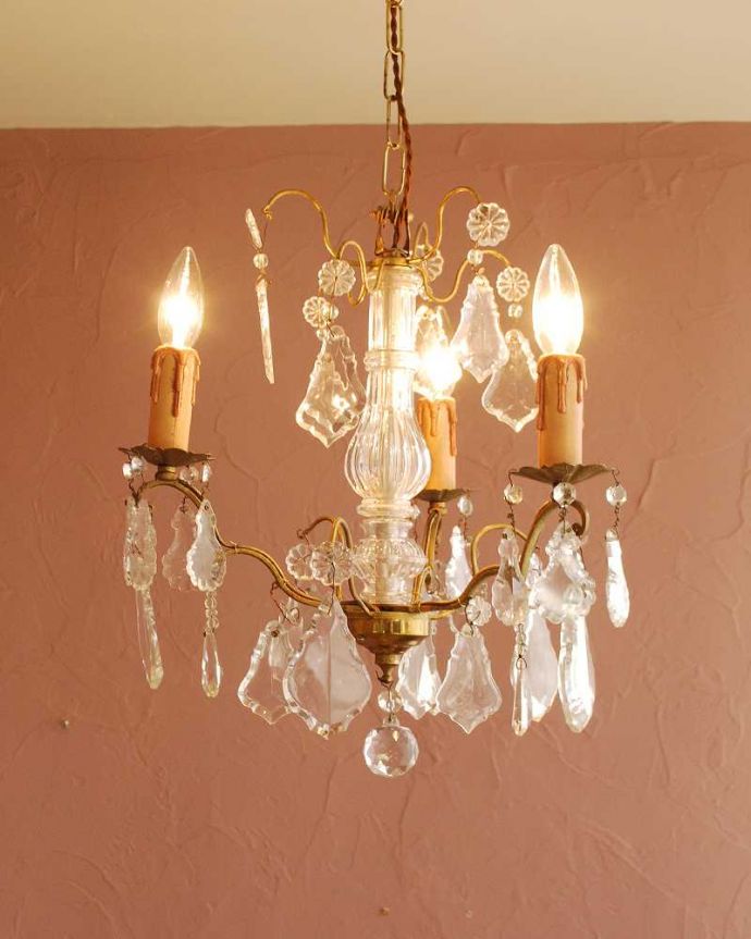 シャンデリア　照明・ライティング　ガラスコラムが付いたフランス輸入のアンティーク シャンデリア(3灯)（Ｅ17シャンデリア球付）。。(k-3376-z)