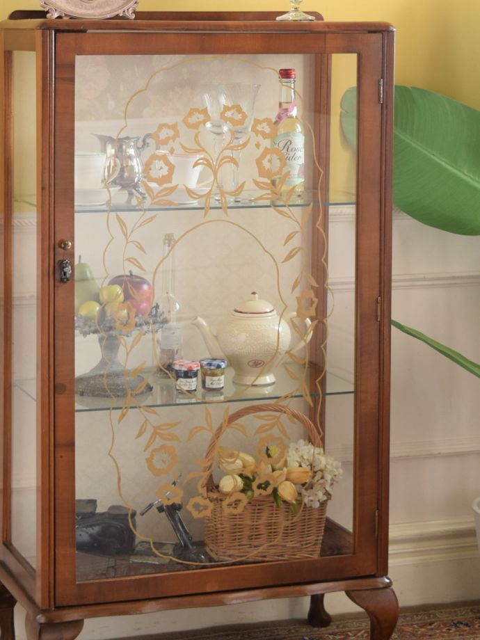 ウォールナット材のアンティークショーケース、イギリスから届いた