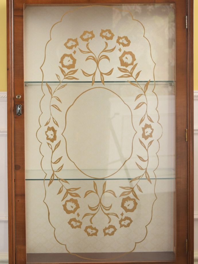 ウォールナット材のアンティークショーケース、イギリスから届いた