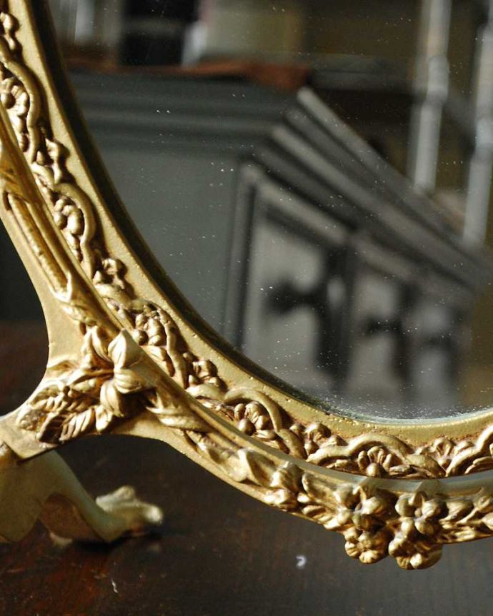 アンティーク ミラー(鏡) アンティーク雑貨 フランス輸入のアンティーク雑貨、お花が付いた華やかなスタンドミラー。フランスらしく美しい彫見ているだけで優雅な気分になっちゃう彫。(k-3377-z)