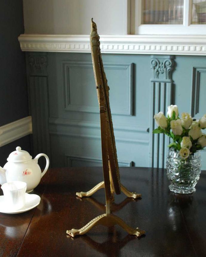 アンティーク ミラー(鏡) アンティーク雑貨 フランス輸入のアンティーク雑貨、お花が付いた華やかなスタンドミラー。横から見てもステキ…フランスらしい可愛らしさをいろんな場所で見つけることが出来ます。(k-3377-z)