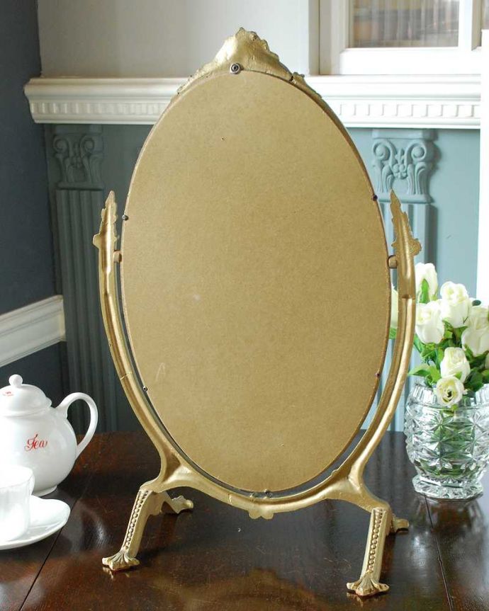 アンティーク ミラー(鏡) アンティーク雑貨 フランス輸入のアンティーク雑貨、お花が付いた華やかなスタンドミラー。裏側を見てみると…アンティークなので多少のキズ・汚れがある場合がありますがキレイなものを買い付けてきたのでご了承下さい。(k-3377-z)