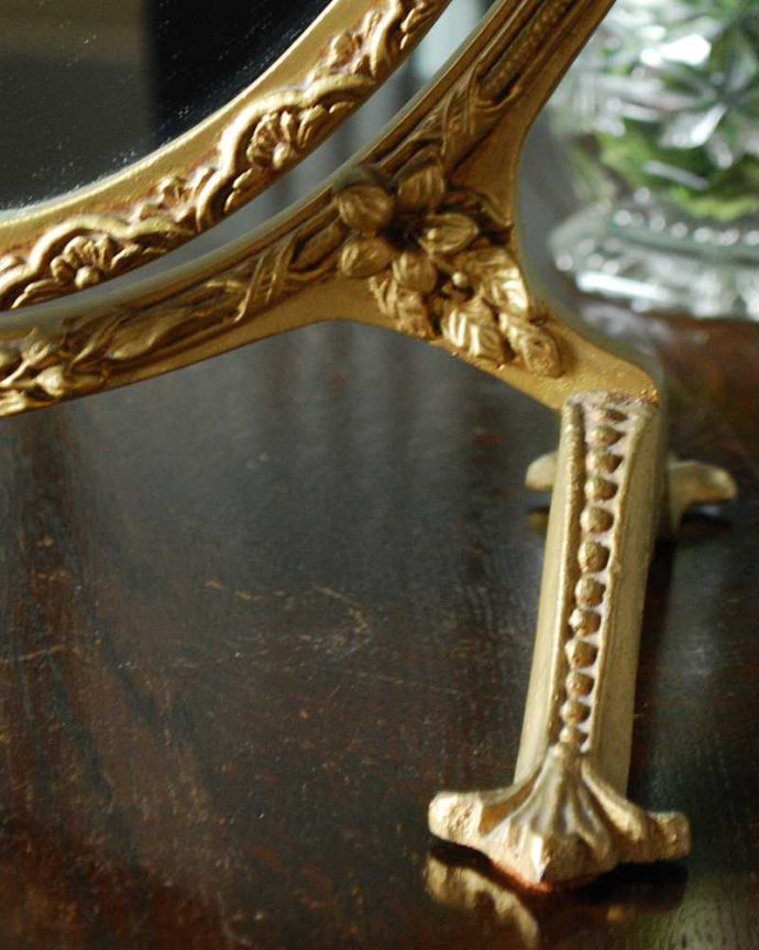 アンティーク ミラー(鏡) アンティーク雑貨 フランス輸入のアンティーク雑貨、お花が付いた華やかなスタンドミラー。脚元にも女性らしい彫り。(k-3377-z)
