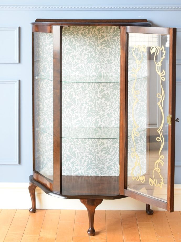 ガラスキャビネットの扉の中