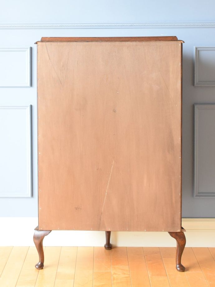 キャビネットの後ろ姿