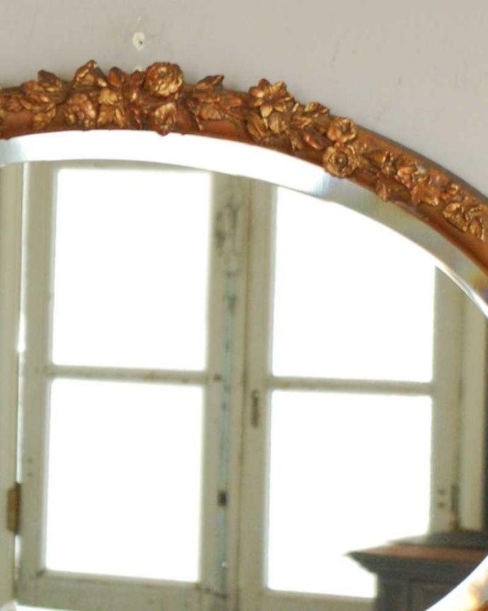 アンティーク ミラー（鏡）　アンティーク雑貨　お花の装飾が美しい、ゴールドのフレームアンティークウォールミラー。見るたびにうっとりするモールディングの美しさ煌びやかなモールディングの縁取りが美しいアンティークのミラーは、覗き込む度に女性だったら誰もがワクワクしちゃう美しいデザインが一番の魅力です。(k-3378-z)