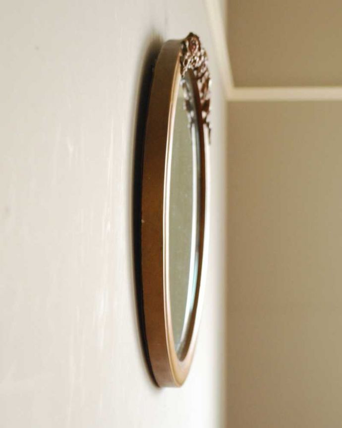 アンティーク ミラー（鏡）　アンティーク雑貨　お花の装飾が美しい、ゴールドのフレームアンティークウォールミラー。横から見ると…アンティークなので多少のキズ・汚れがある場合がありますがキレイなものを買い付けてきたのでご使用上問題はありません。(k-3378-z)