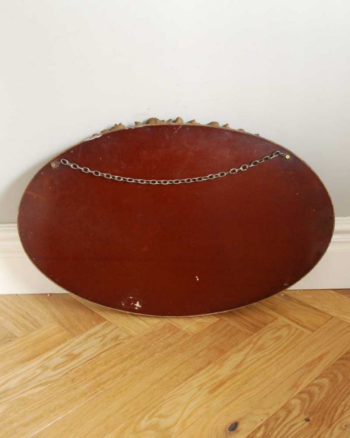 アンティーク ミラー（鏡）　アンティーク雑貨　お花の装飾が美しい、ゴールドのフレームアンティークウォールミラー。裏側を見てみると…修復の際、金具をしっかり取り付けたので安心してお使い下さい。(k-3378-z)