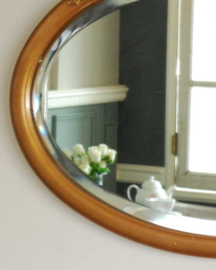 アンティーク ミラー（鏡）　アンティーク雑貨　お花の装飾が美しい、ゴールドのフレームアンティークウォールミラー。アンティークらしい独特のデザイン華やかなデザインのアンティークのミラーは、覗き込む度に女性だったら誰もがワクワクしちゃう美しいデザインが一番の魅力です。(k-3378-z)