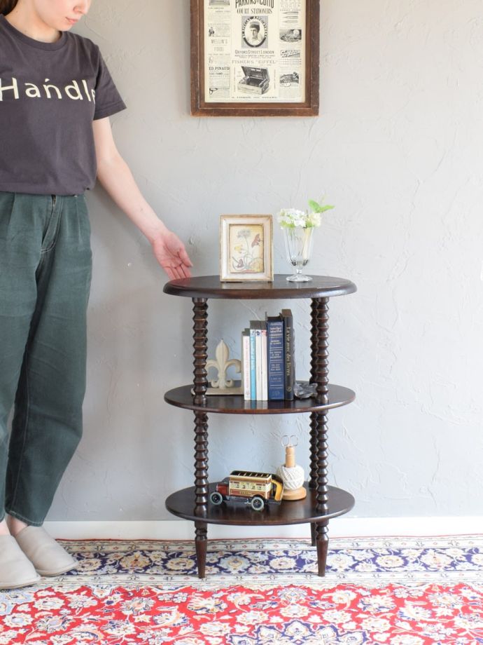 アンティークのオープンシェルフ