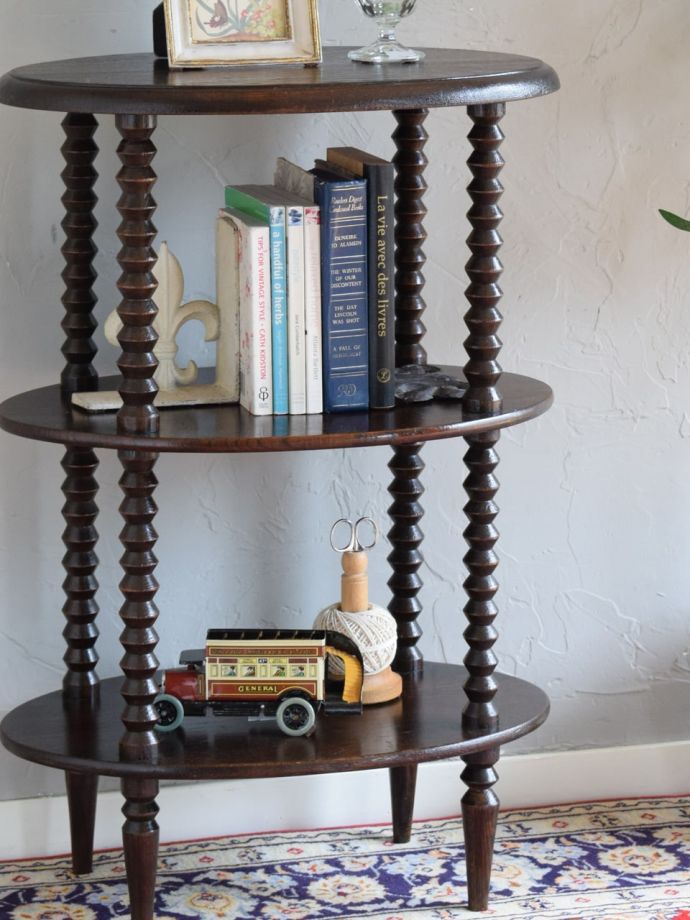 アンティーク家具らしさが漂うオープンシェルフ