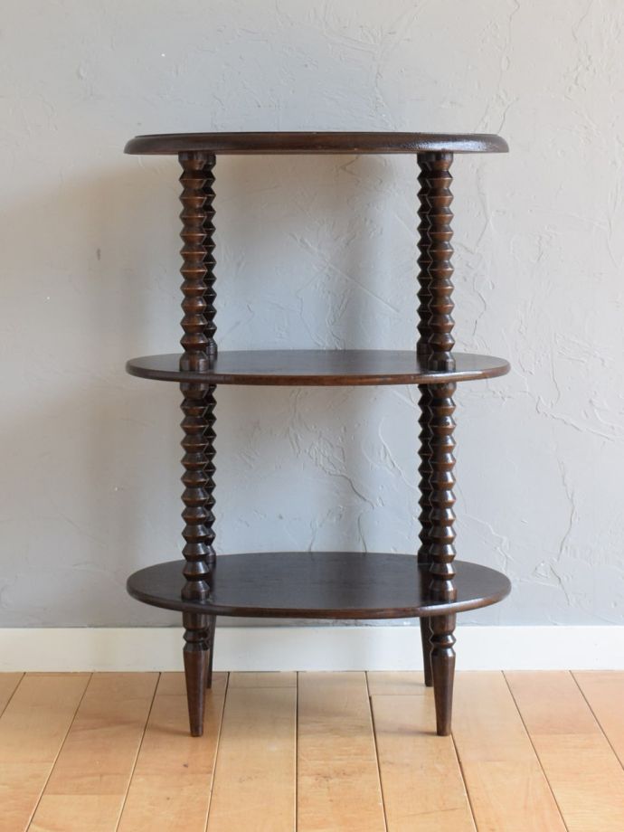 オープンシェルフの後ろ姿