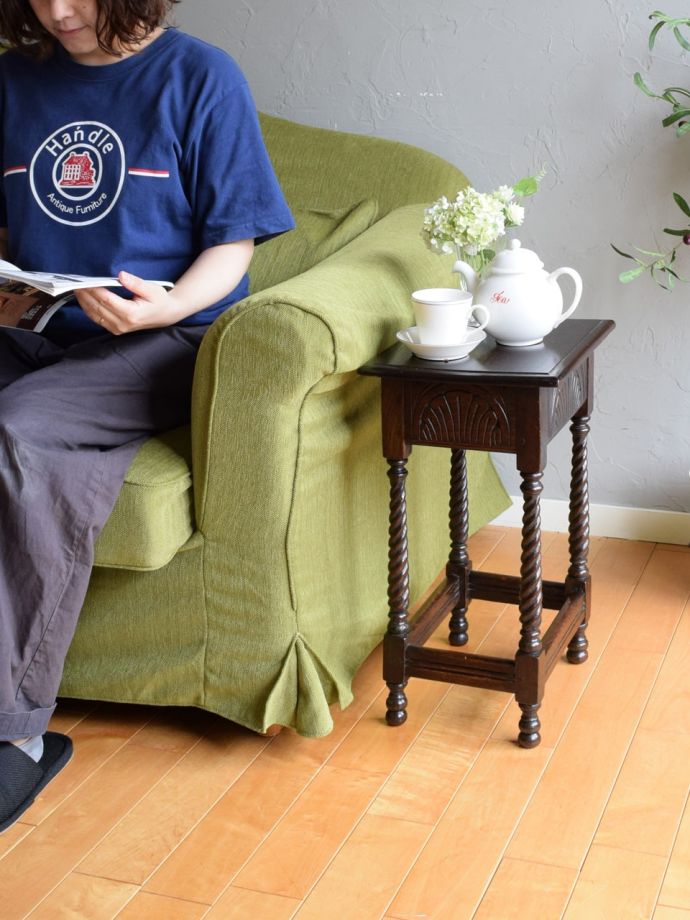 アンティークのオケージョナルテーブル