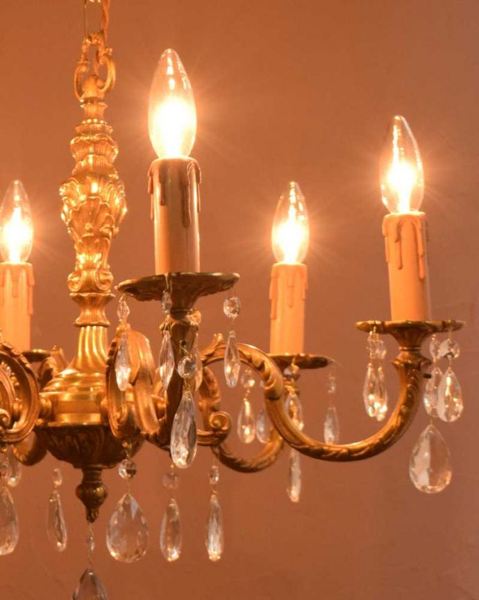 シャンデリア　照明・ライティング　ガラスドロップ×真鍮製アンティークシャンデリア（6灯）（Ｅ17シャンデリア球付） 。。(k-3380-z)