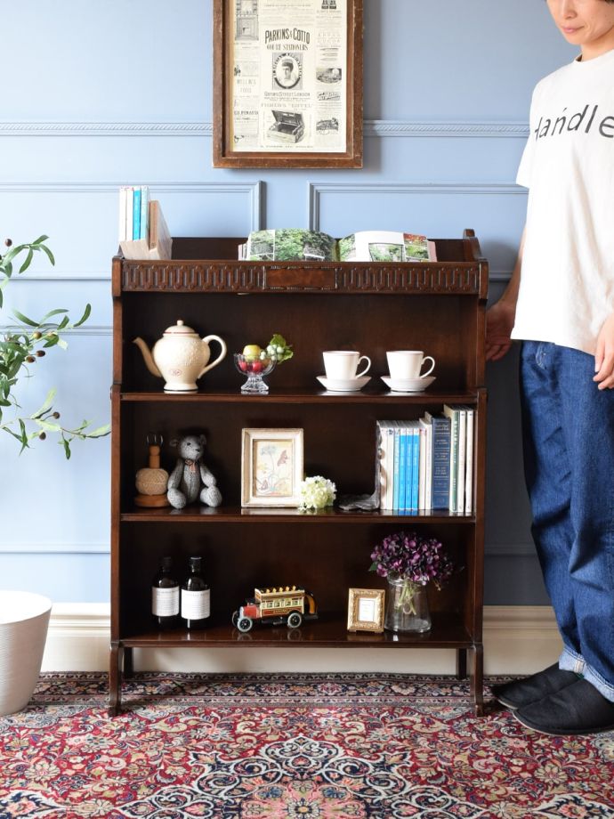 アンティークのオープンシェルフ