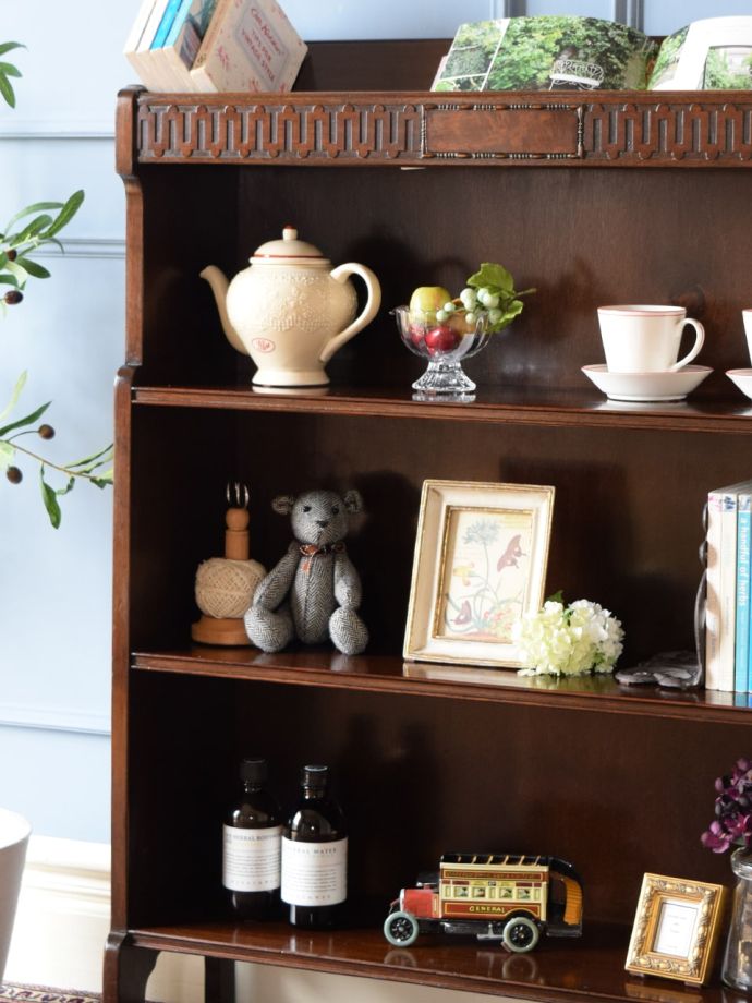 アンティーク家具らしい美しい木目