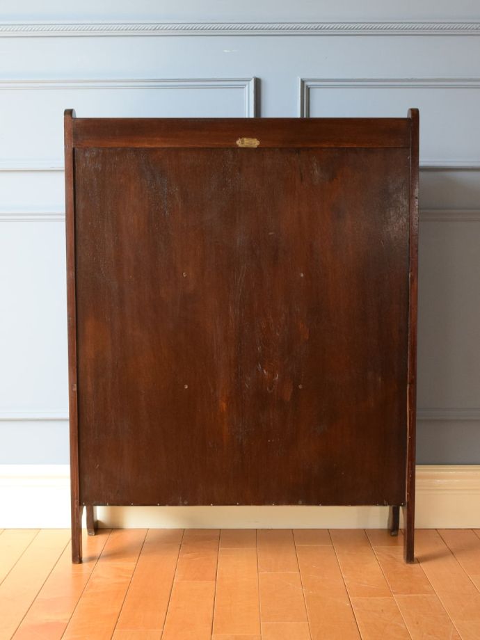 オープンシェルフの後ろ姿