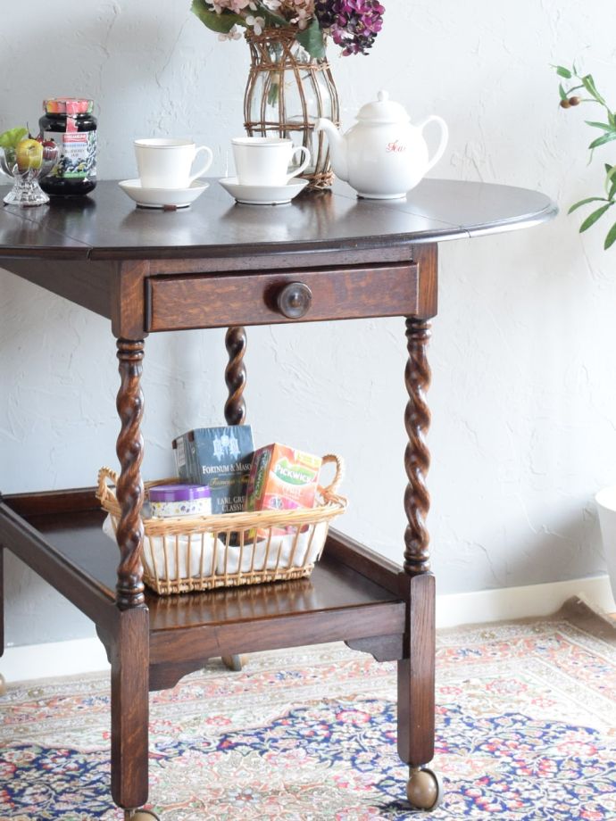 アンティーク家具らしさが漂うワゴン