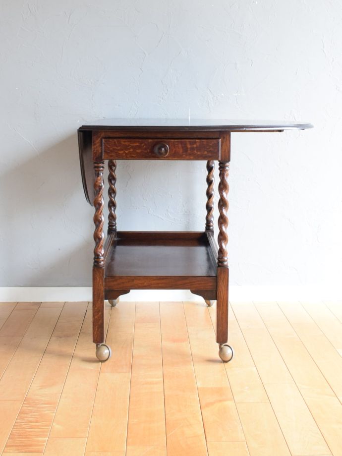 伸長式ワゴンを片方開くと