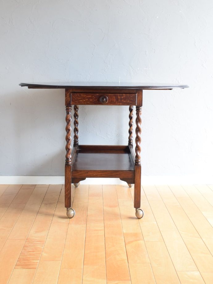 両方のリーフを開いた伸長式ワゴン