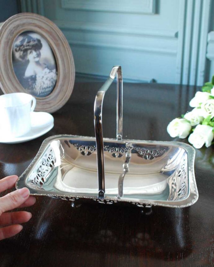 アンティーク雑貨 英国で見つけた銀雑貨、持ち手付きアンティークシルバープレートのバスケット。持ち手付きなので移動にも便利中にいろんなものを入れて運べる持ち手つきのバスケット。(k-3382-z)