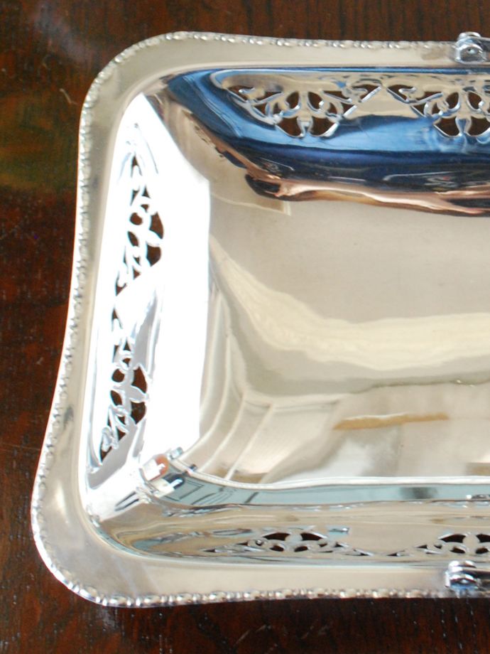 アンティーク雑貨 英国で見つけた銀雑貨、持ち手付きアンティークシルバープレートのバスケット。果物のために作られた美しい器持ち手つきの器は、昔、貴重だった果物を入れて運ぶための器として作られました。(k-3382-z)