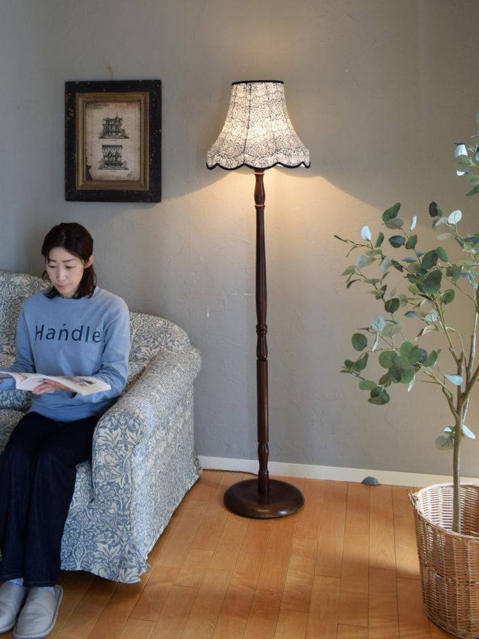 フロアランプの優しい灯り