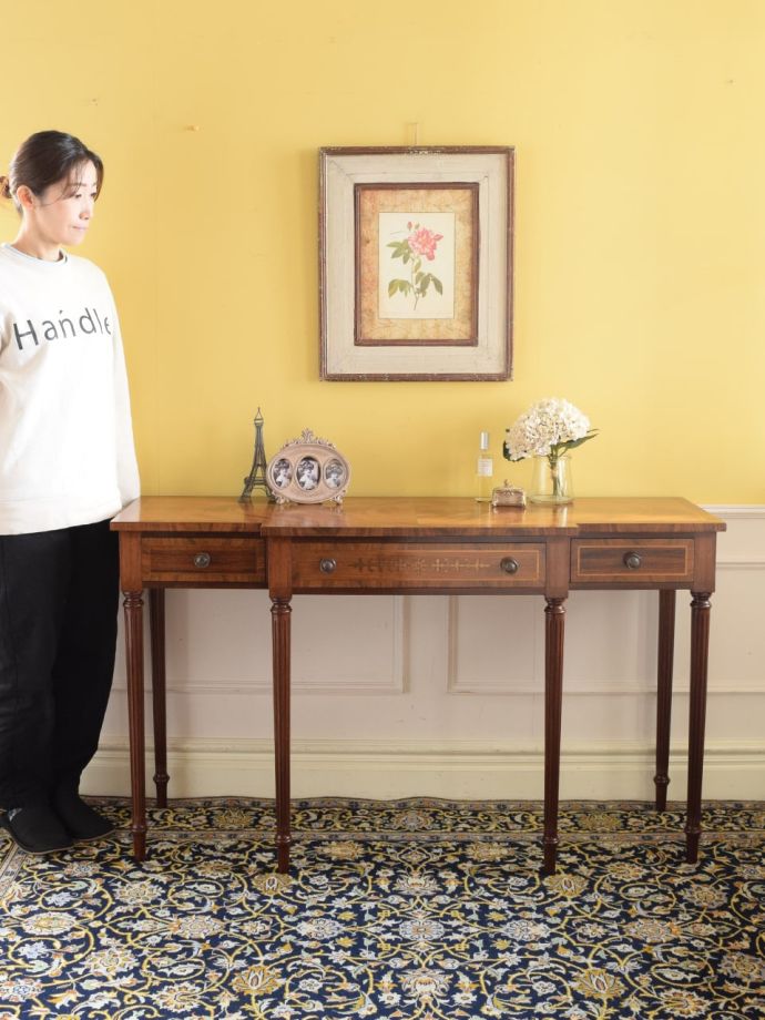 アンティークのコンソールテーブル