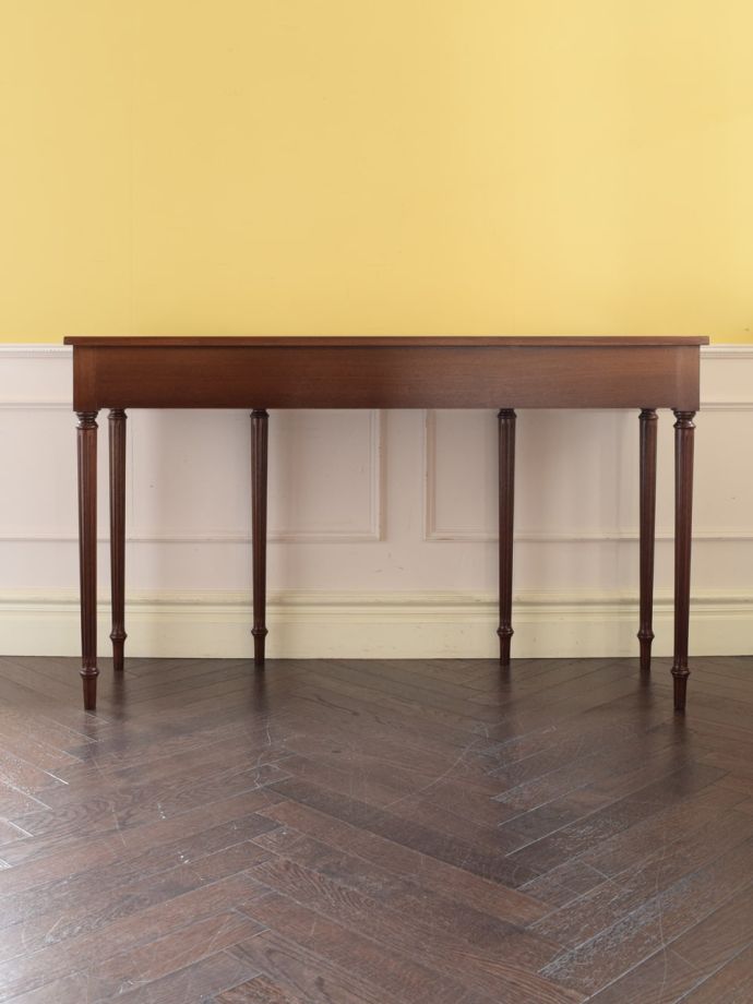 コンソールテーブルの後ろ姿