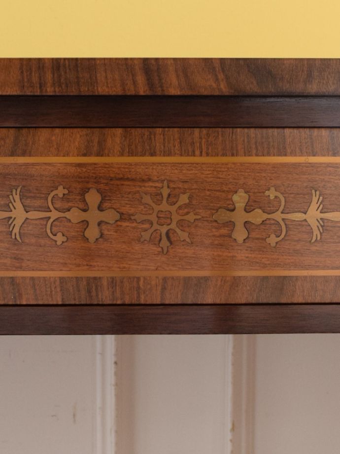 アンティーク家具の装飾