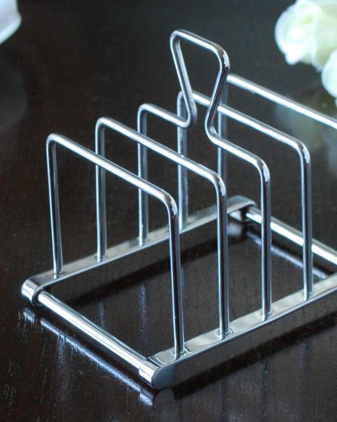 アンティーク シルバー製　アンティーク雑貨　英国の本格アンティークシルバー雑貨、シルバーのトーストスタンド。英国の朝食に欠かせないアイテムカリッカリに焼き上げたトーストが湯気で柔らかくならないよう立てるために作られたトーストスタンド。(k-3385-z)