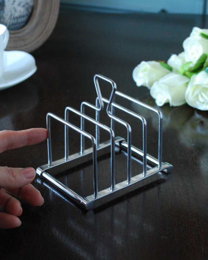 アンティーク シルバー製　アンティーク雑貨　英国の本格アンティークシルバー雑貨、シルバーのトーストスタンド。いろいろ便利に使えます食卓で使うのはもちろん、カードやCD、写真立てなどなど、いろんなものを立ててオシャレに自分だけの使い方を楽しんで下さい。(k-3385-z)