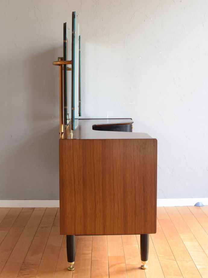 ドレッサーの側面