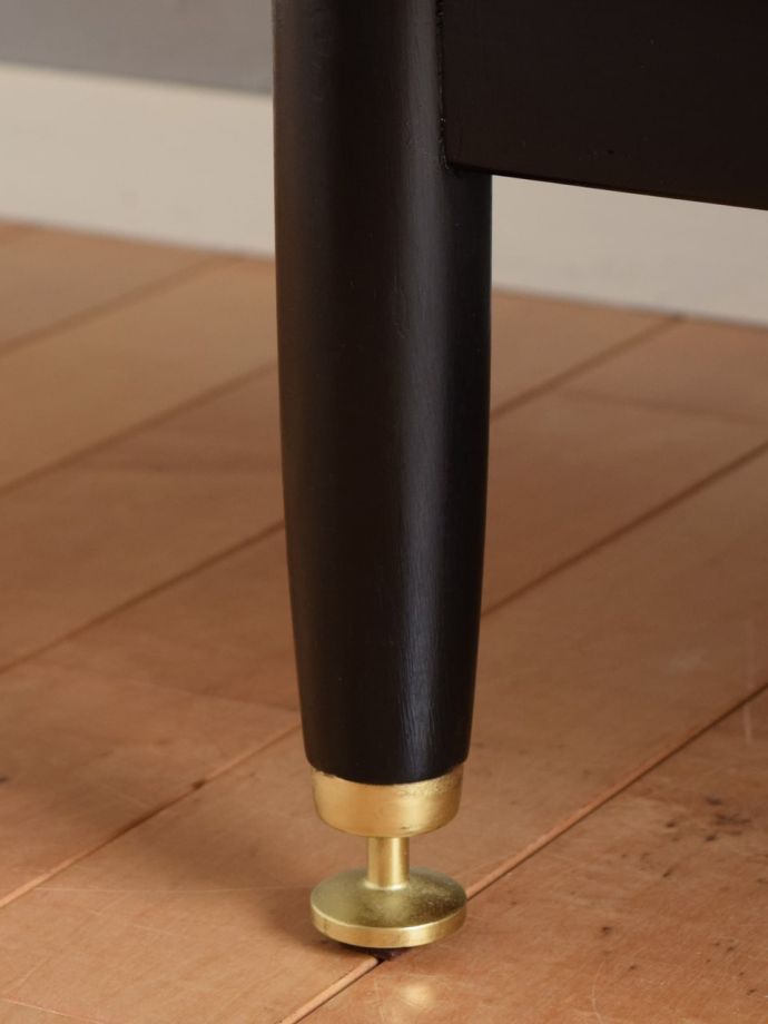 ビンテージドレッサーの脚