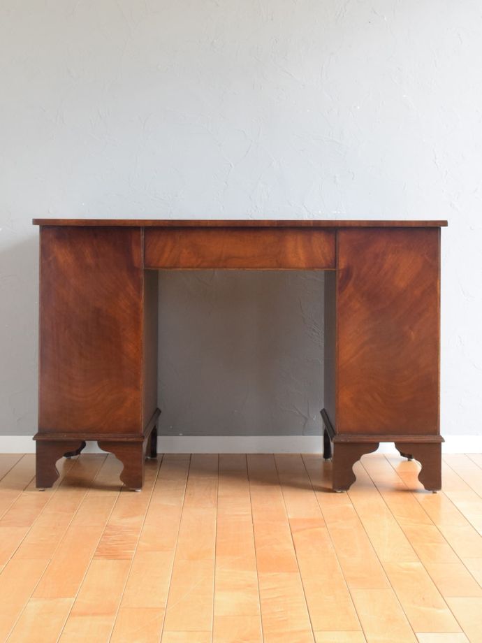 アンティークデスクの後ろ姿