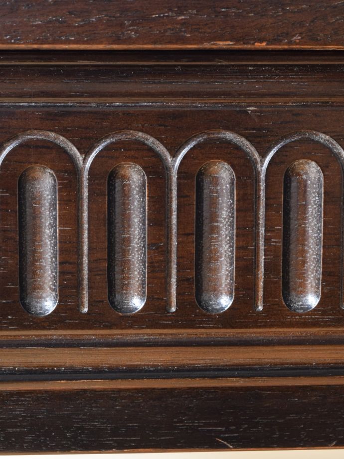 英国アンティーク家具らしい装飾