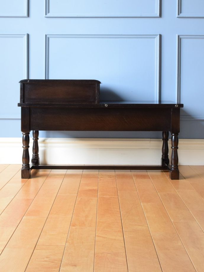 テレフォンベンチの後ろ姿