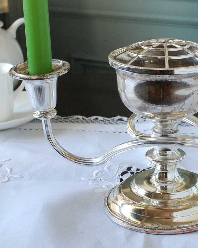 アンティーク シルバー製　アンティーク雑貨　アンティークのシルバープレートの花留め付きフラワーベース＆キャンドルスタンド。あっという間にアレンジメントが楽しめる器花留めが付いたシルバープレートのフラワーベース。(k-3388-z)