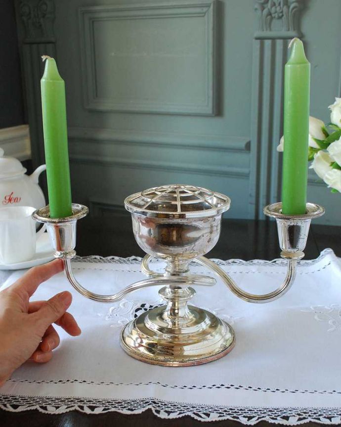 アンティーク シルバー製　アンティーク雑貨　アンティークのシルバープレートの花留め付きフラワーベース＆キャンドルスタンド。癒されるキャンドルの灯りここにキャンドルを挿すだけで、なんだか特別な日に変わります。(k-3388-z)