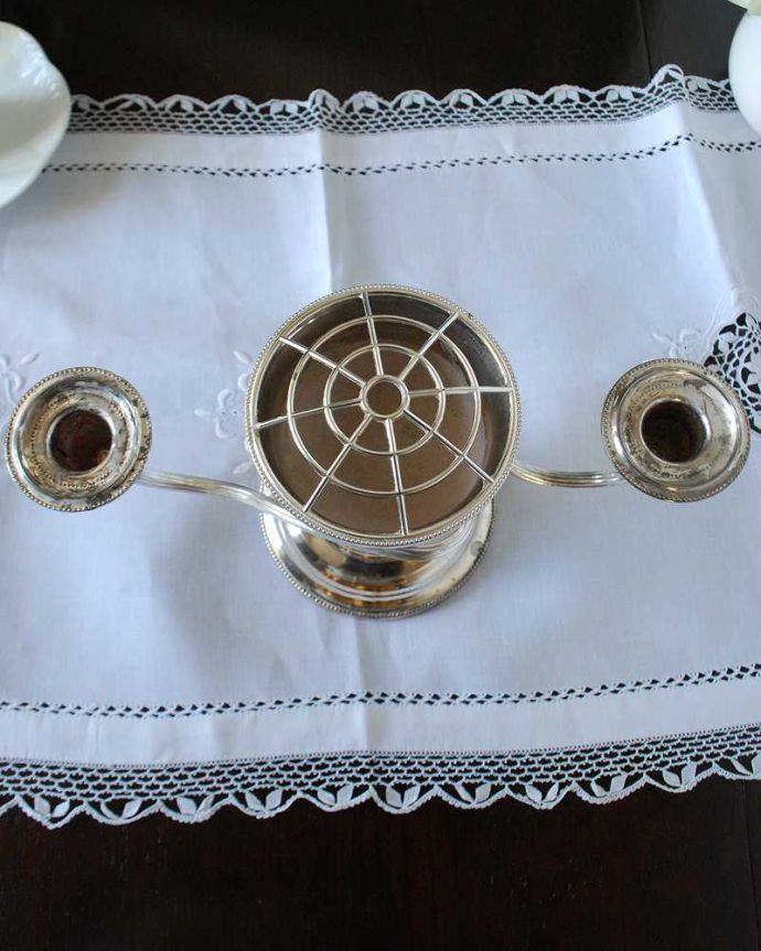 アンティーク シルバー製　アンティーク雑貨　アンティークのシルバープレートの花留め付きフラワーベース＆キャンドルスタンド。上から見るとこんな感じですアンティークなので多少のキズやカケ、汚れがある場合はありますが、使用上問題はありませんのでご了承下さい。(k-3388-z)