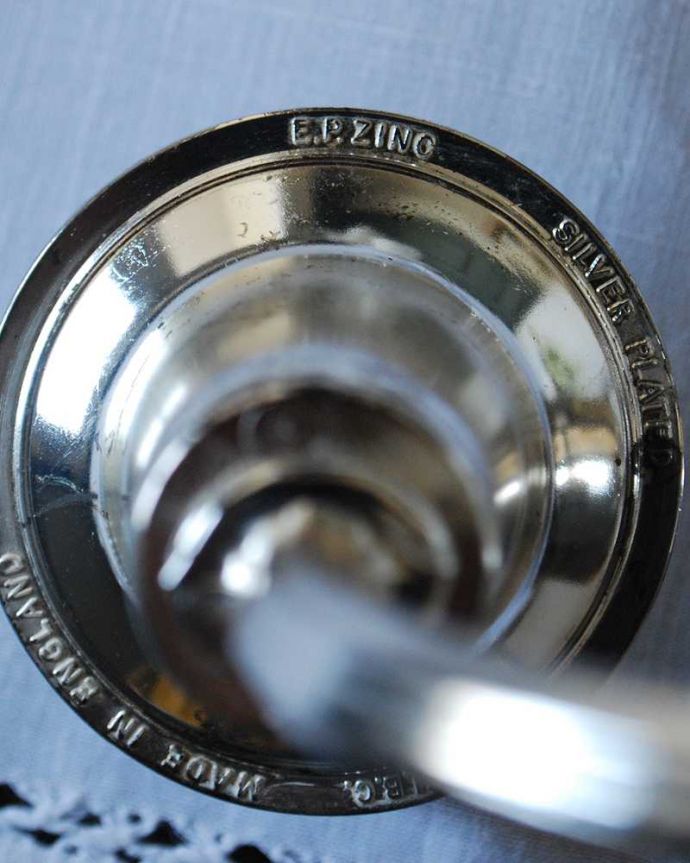 アンティーク シルバー製　アンティーク雑貨　アンティークのシルバープレートの花留め付きフラワーベース＆キャンドルスタンド。裏側には品質の証刻印が入っています。(k-3388-z)