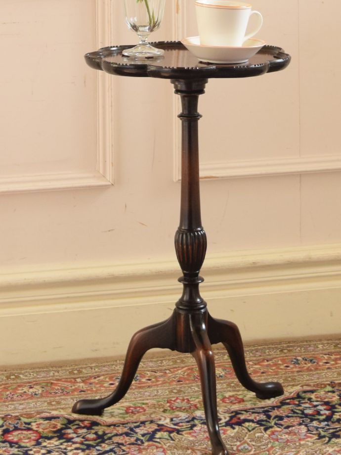 英国スタイルのアンティークテーブル