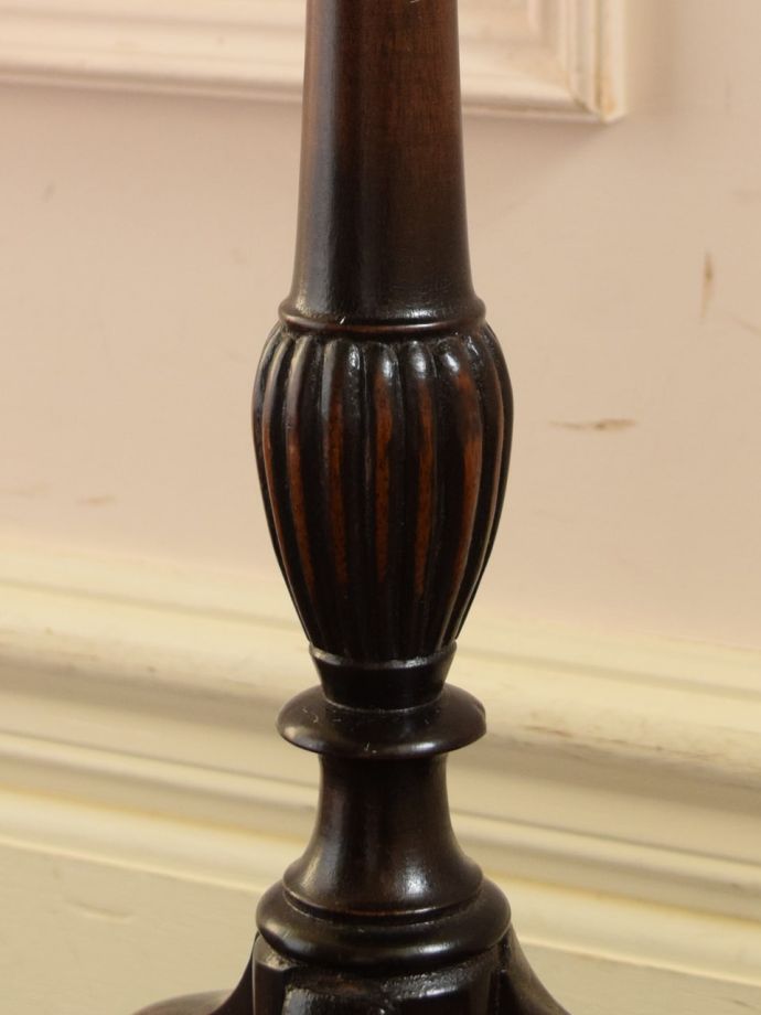 英国アンティーク家具らしい装飾