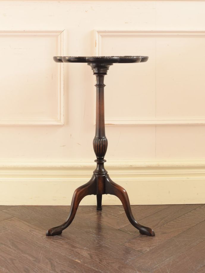 アンティークコーヒーテーブルの側面