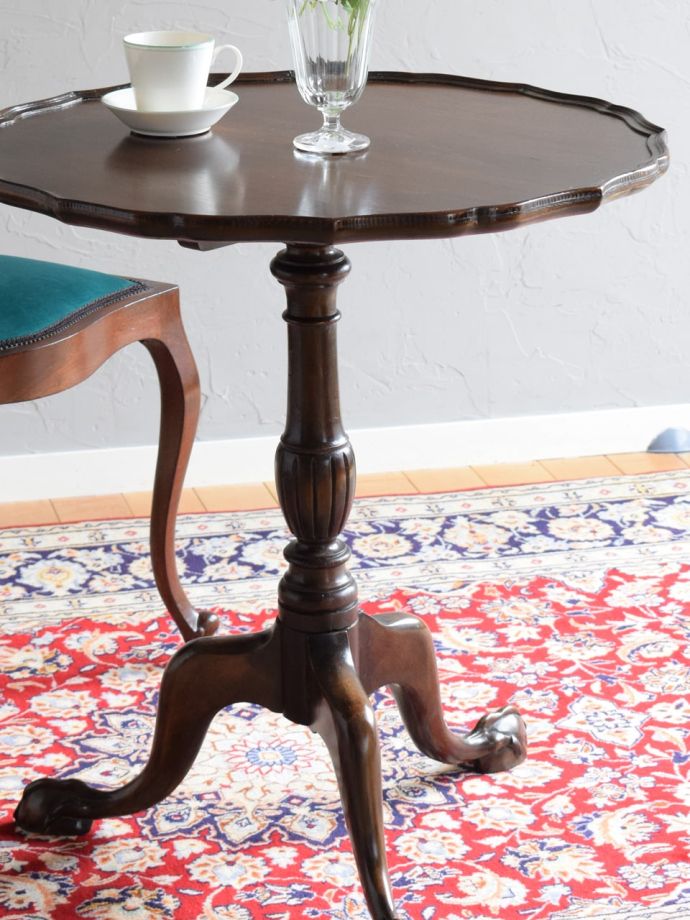 英国のアンティーク家具らしいデザイン